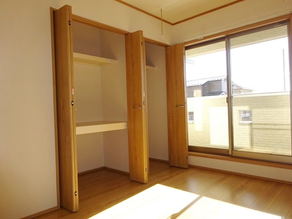 2階の洋室の収納棚 (内装)