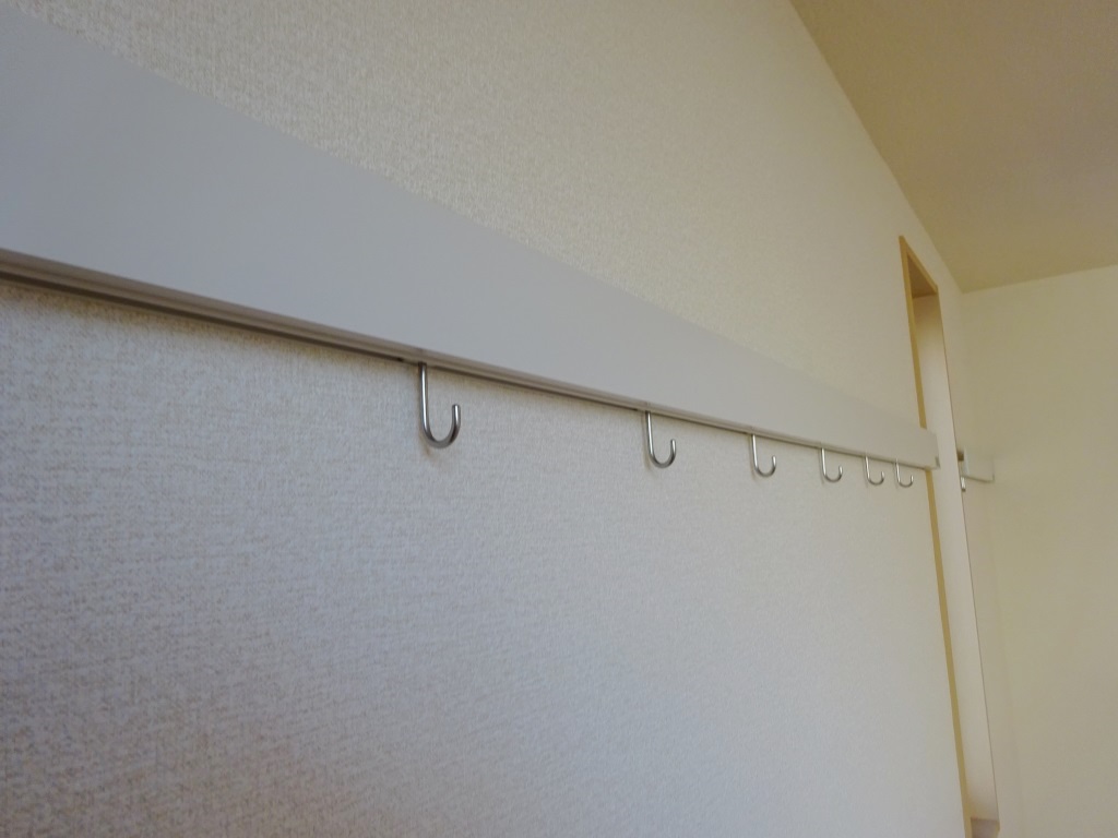 帽子や洋服、額縁をかけるのに便利なフック付き
