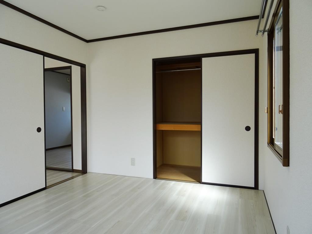 洋室6.4帖の収納 (内装)