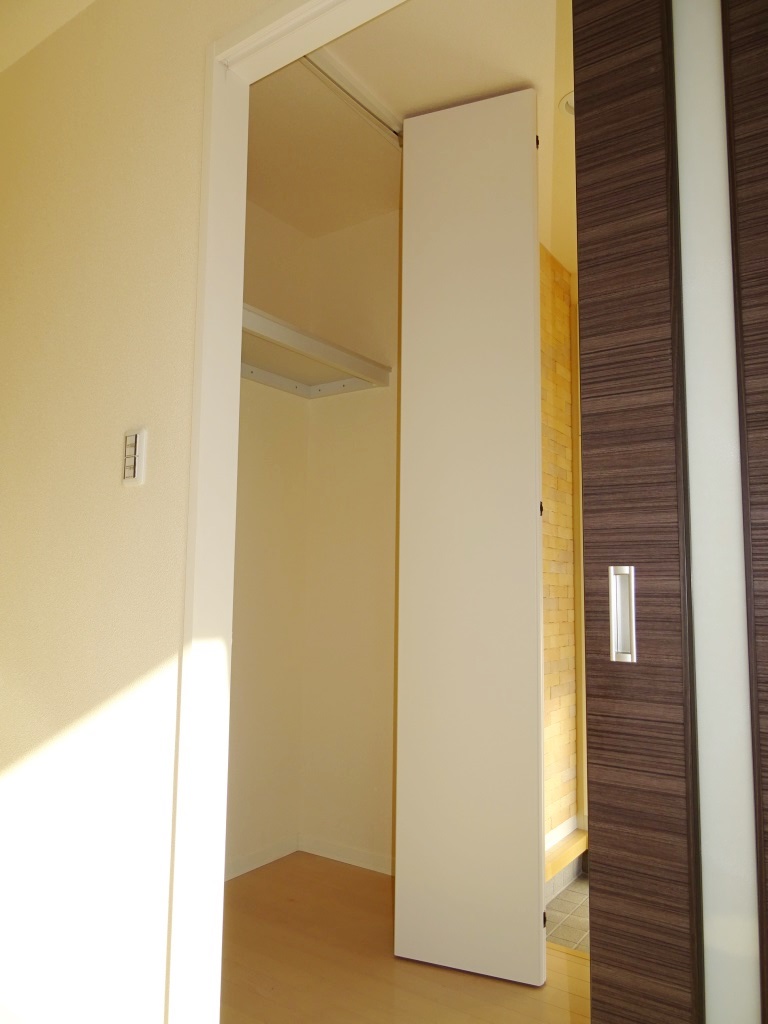 コート等収納するのに便利な玄関前の収納