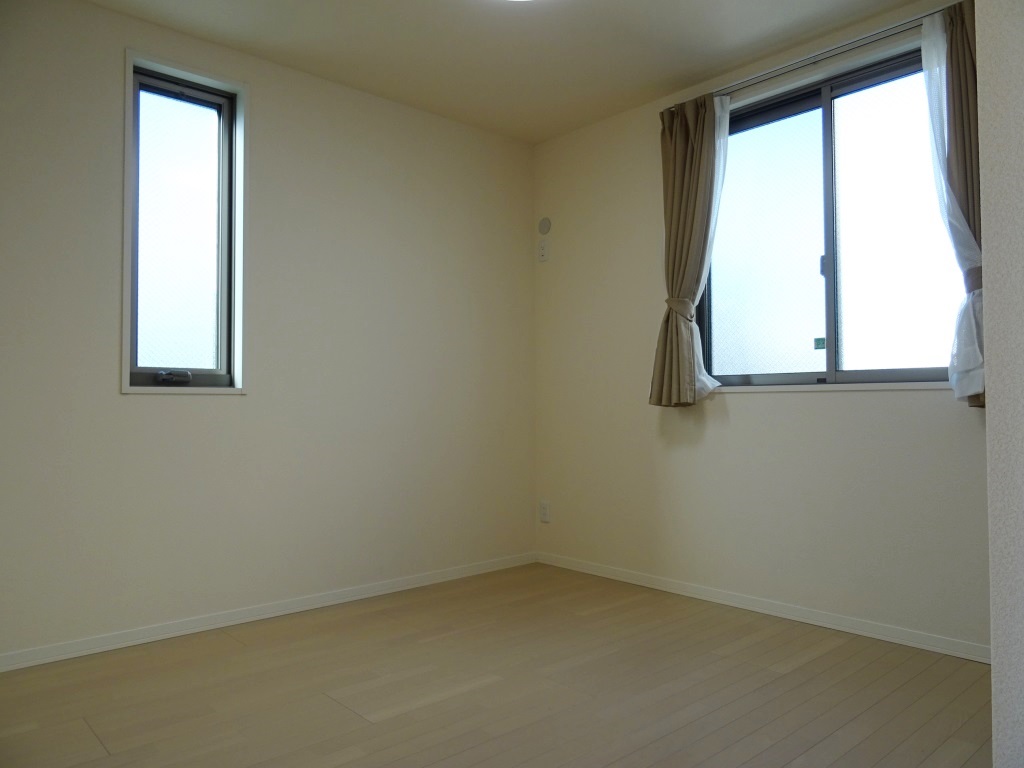 5.6帖の北側洋室 (内装)