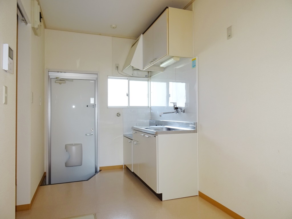 キッチン、換気に最適な窓がございます。