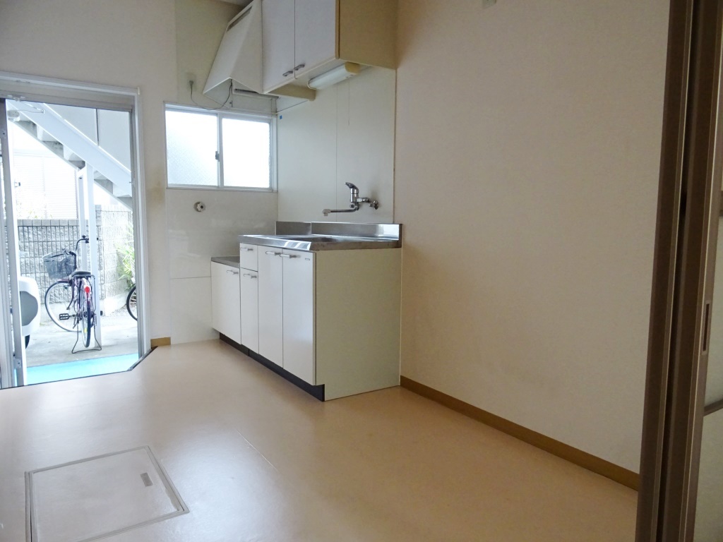 キッチン、換気に最適な窓がございます。