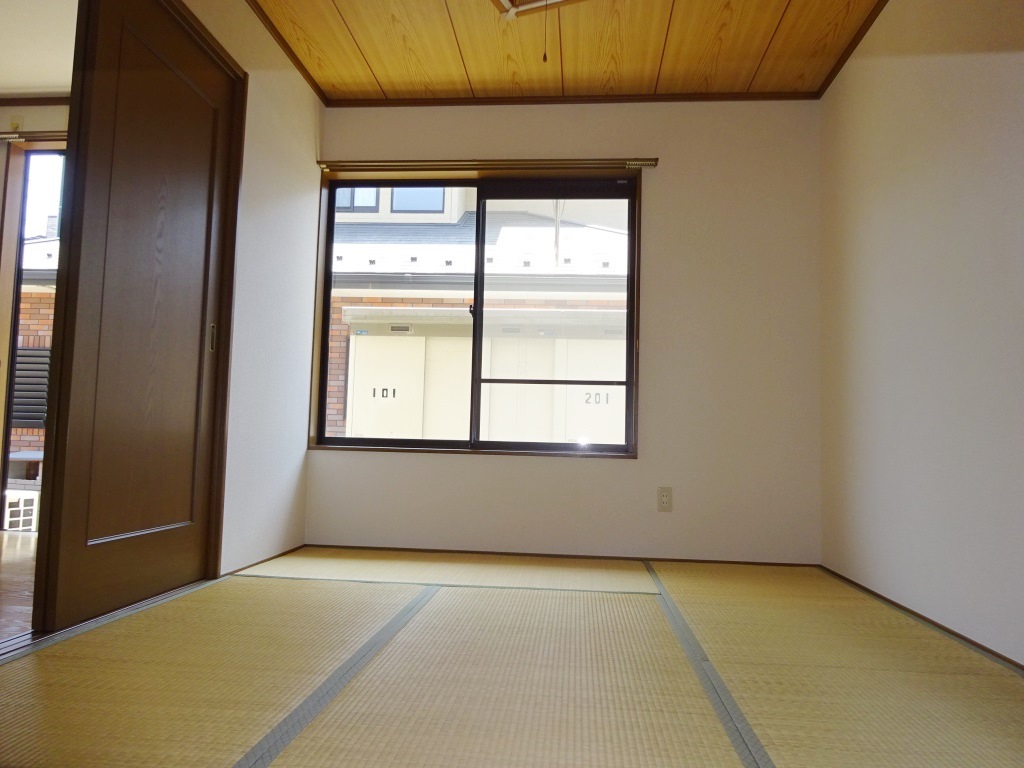 2面採光で明るい和室 (内装)