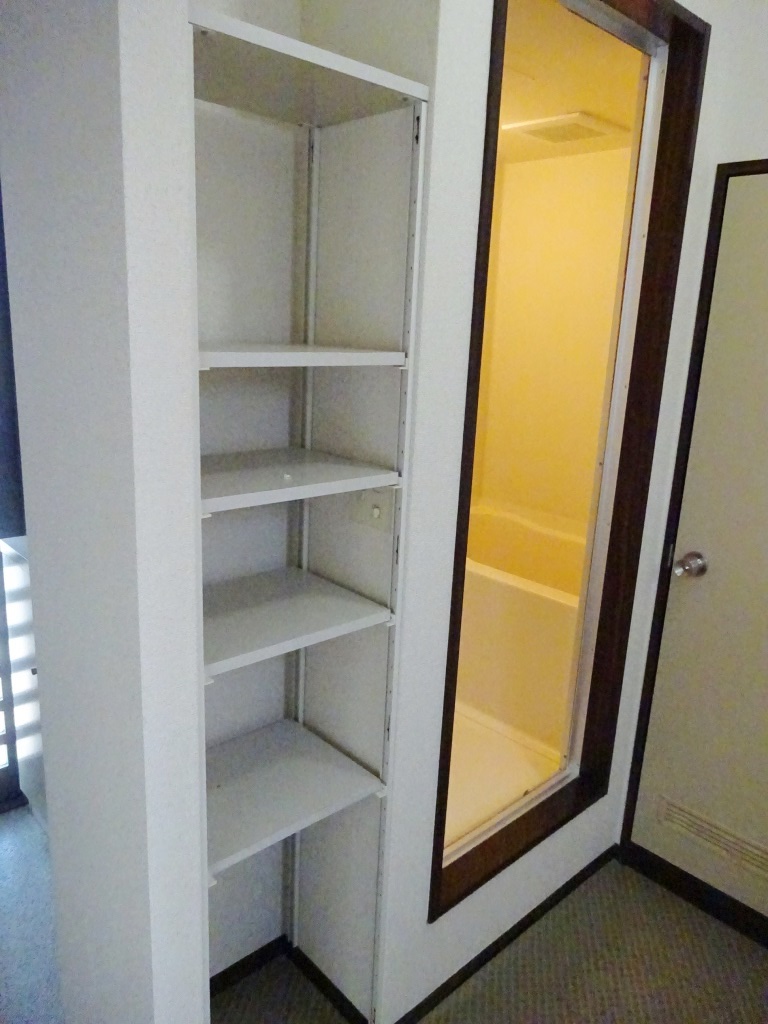 タオルなどの収納に便利な洗面所の棚