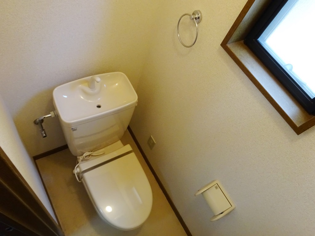 換気に便利な窓付きトイレ