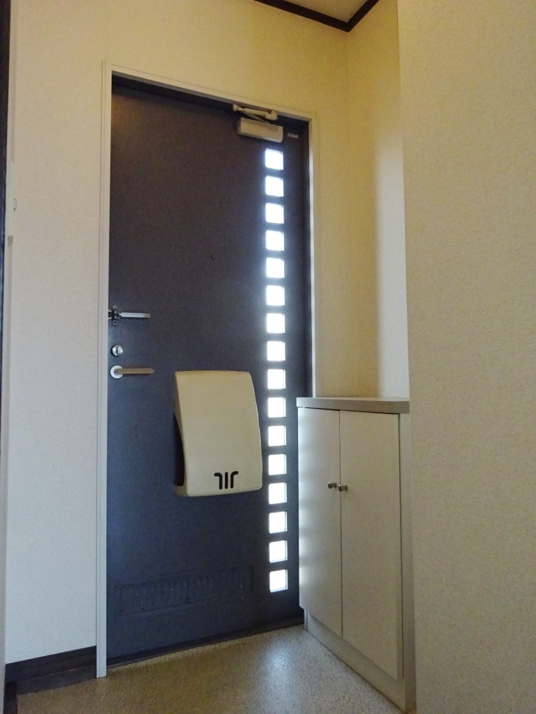 明り取りの窓がある、明るい玄関