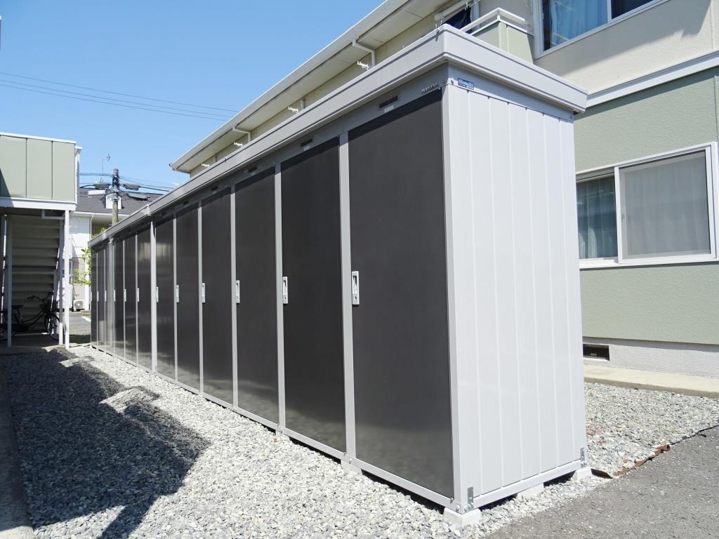 スタッドレスタイヤの収納に便利な物置付き