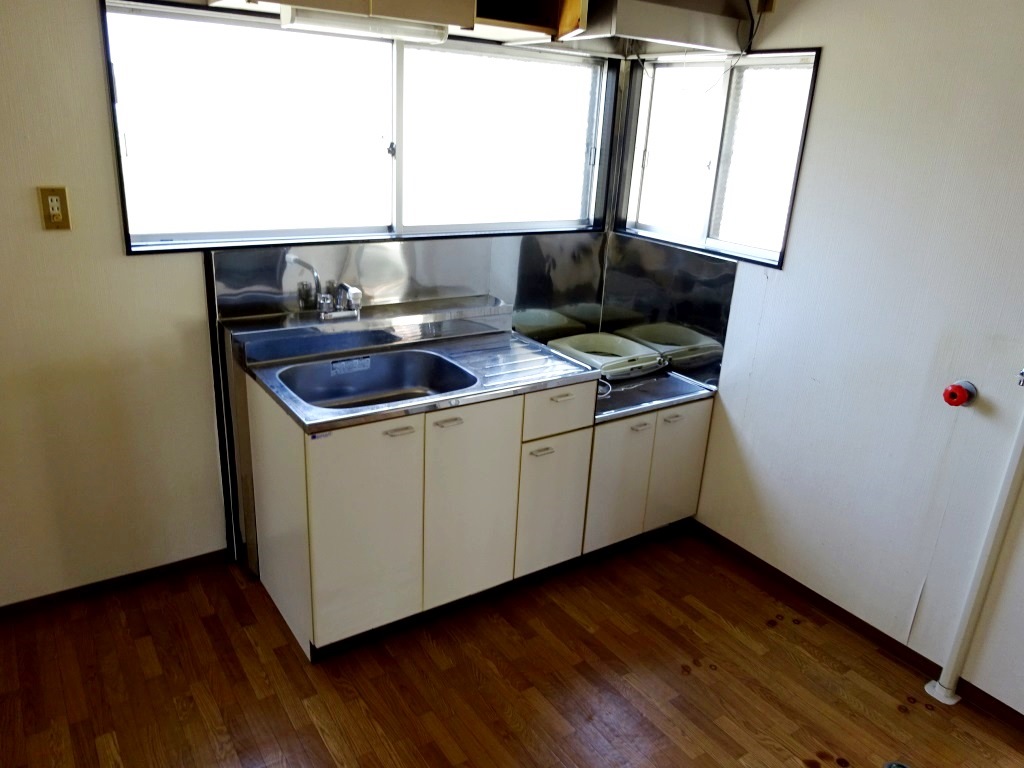 キッチン、窓があり換気に最適です。 (内装)