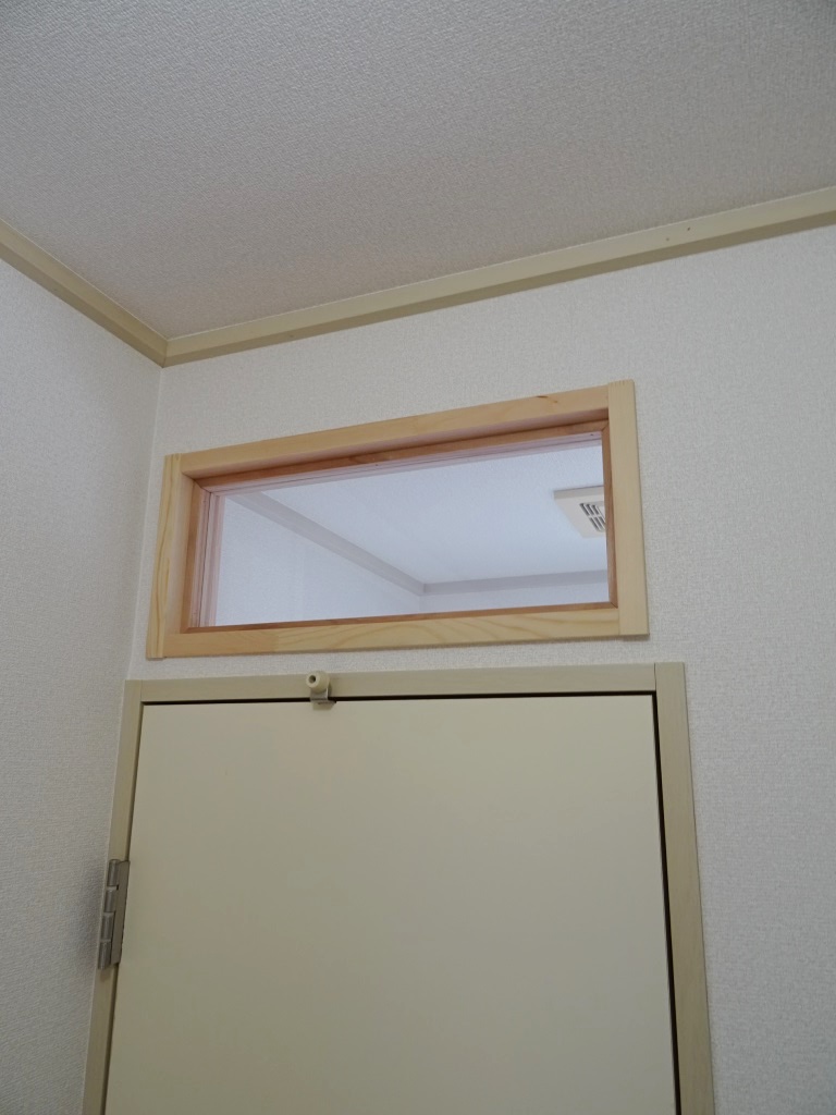 トイレ上部に明り取りの窓を設置しました。