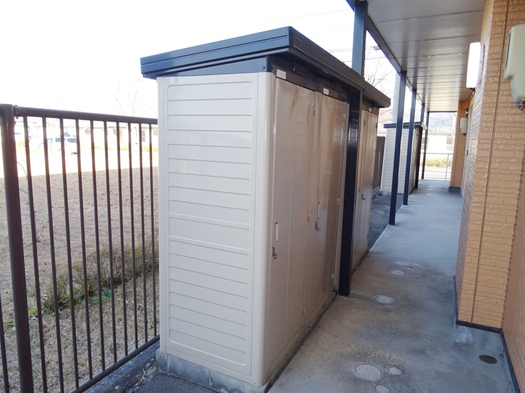 各世帯にスタットレスタイヤの収納に便利な物置付き