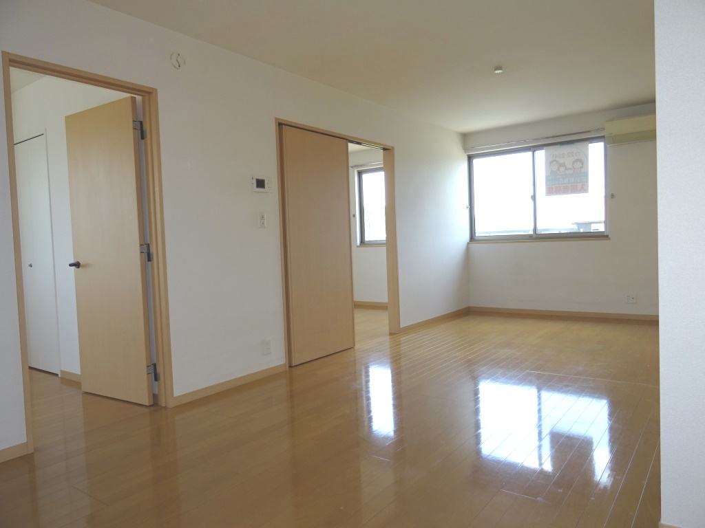 日当たりの良いリビング15.6帖 (内装)