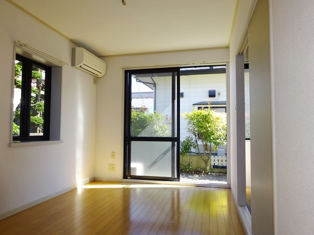 角部屋で二面採光の明るい室内です。 (内装)