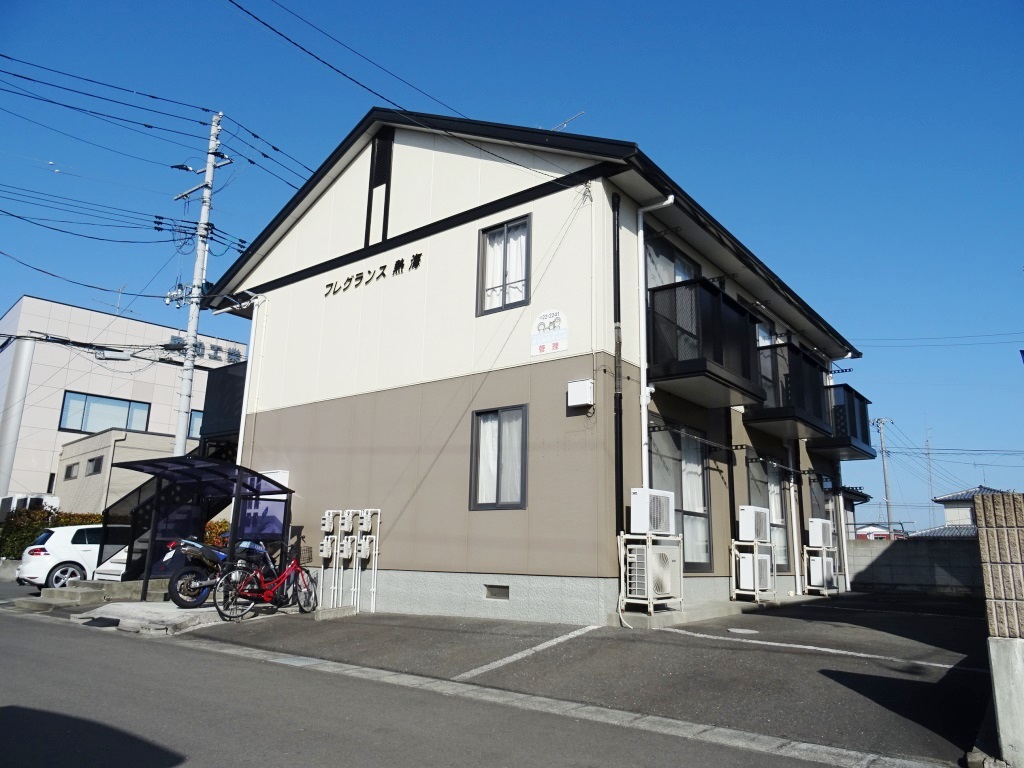 周辺は静かな住宅地になります。(外観)