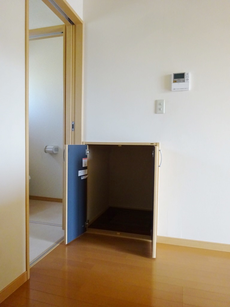 1階　階段下の収納
