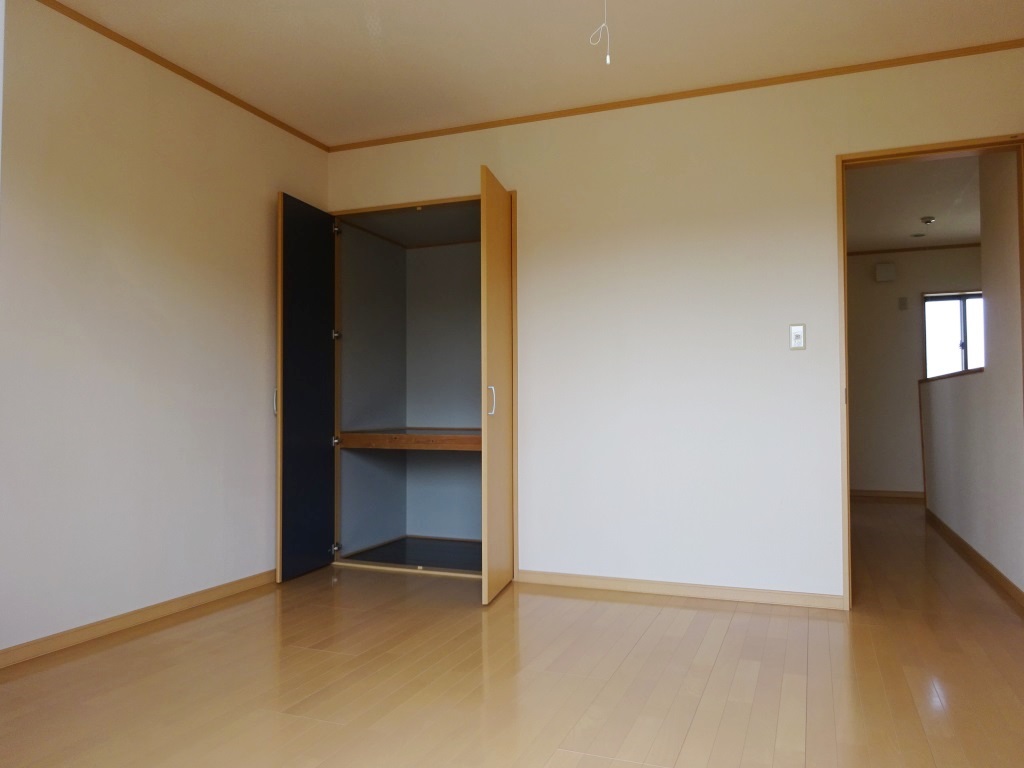 2階南側洋室の収納 (内装)