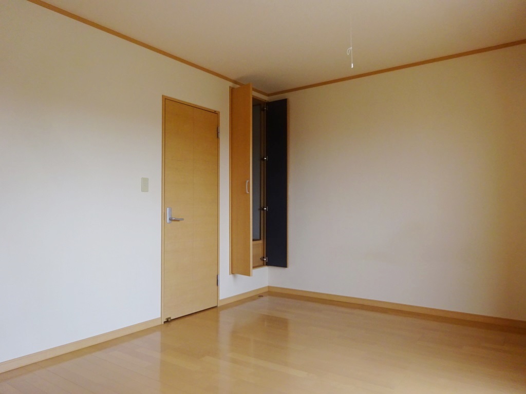 2階南側洋室の収納 (内装)