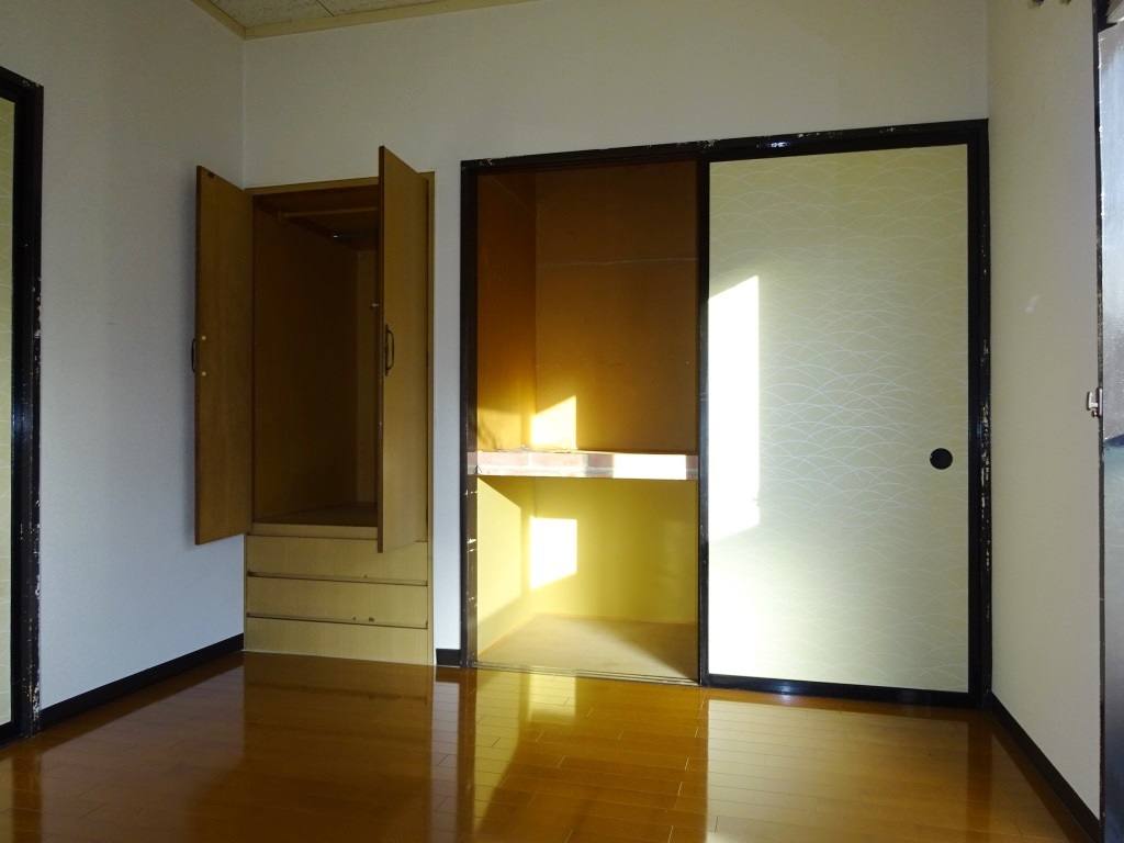 南側洋室の収納 (内装)