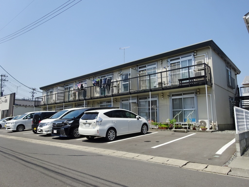 前面に遮蔽物が無く日当たり良好の建物です。(外観)
