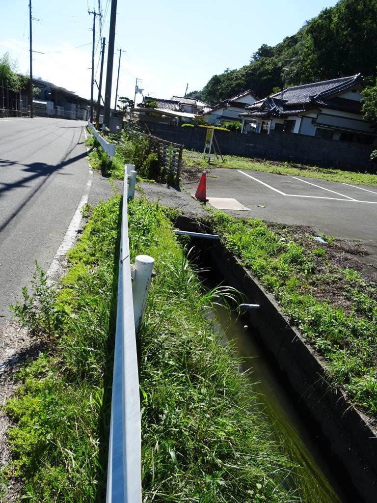 敷地と道路の間にある水路
