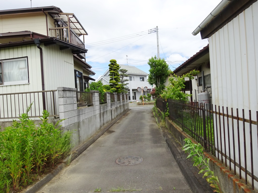 南東側の道