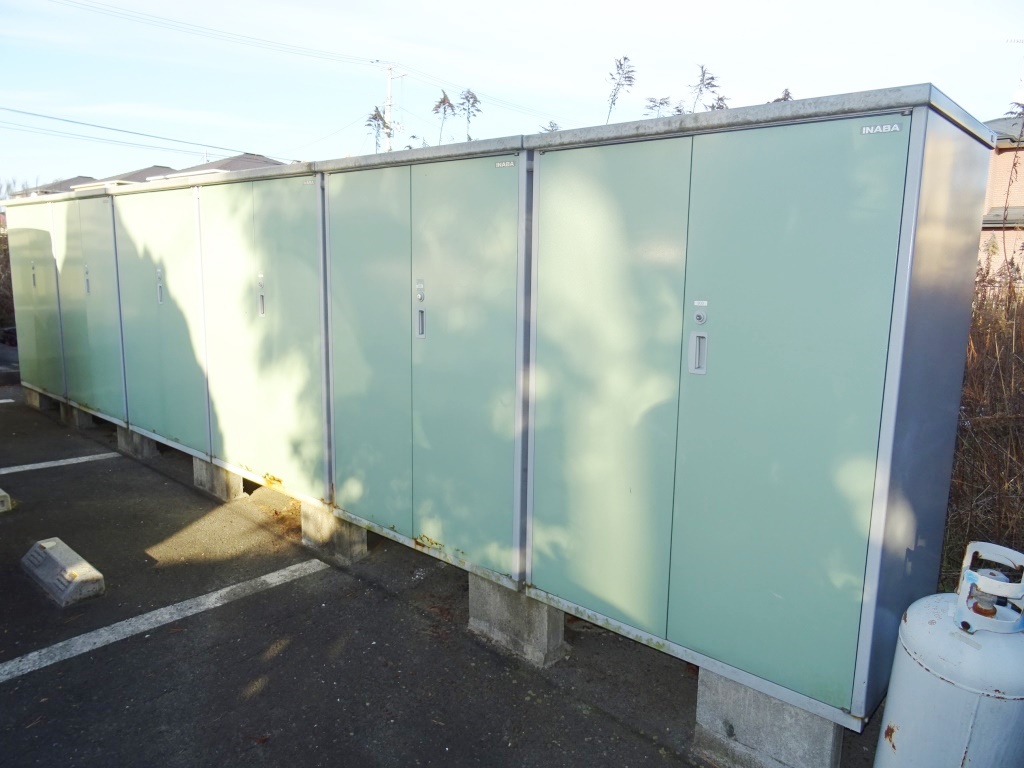 スタッドレスタイヤの収納に便利な物置付き