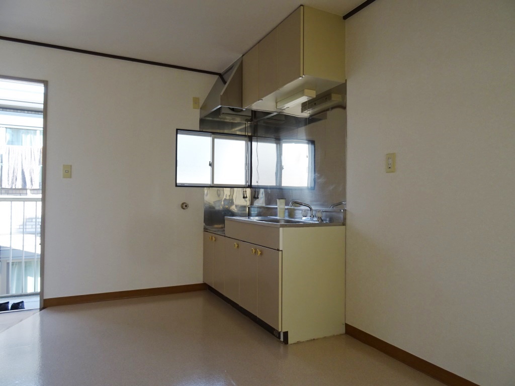 キッチン横には窓がございます。 (キッチン)