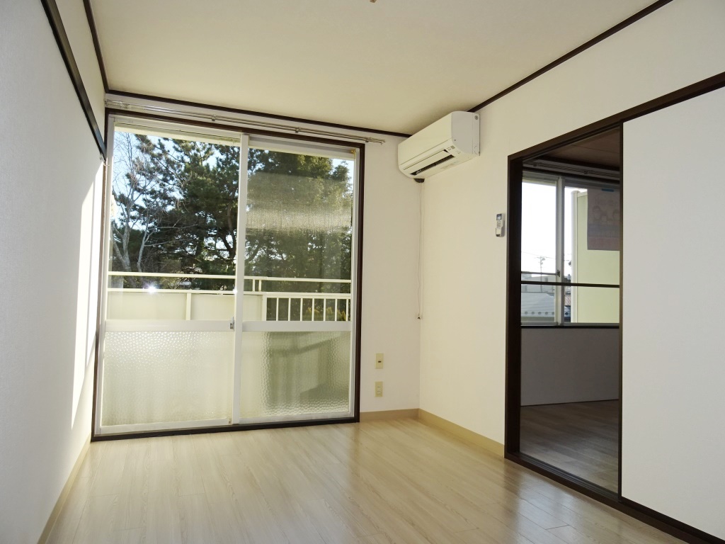 白基調の明るいお部屋です。 (内装)