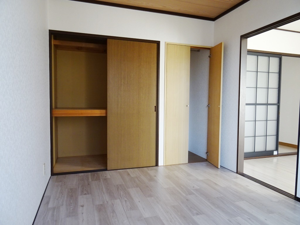 6帖洋室の収納 (内装)