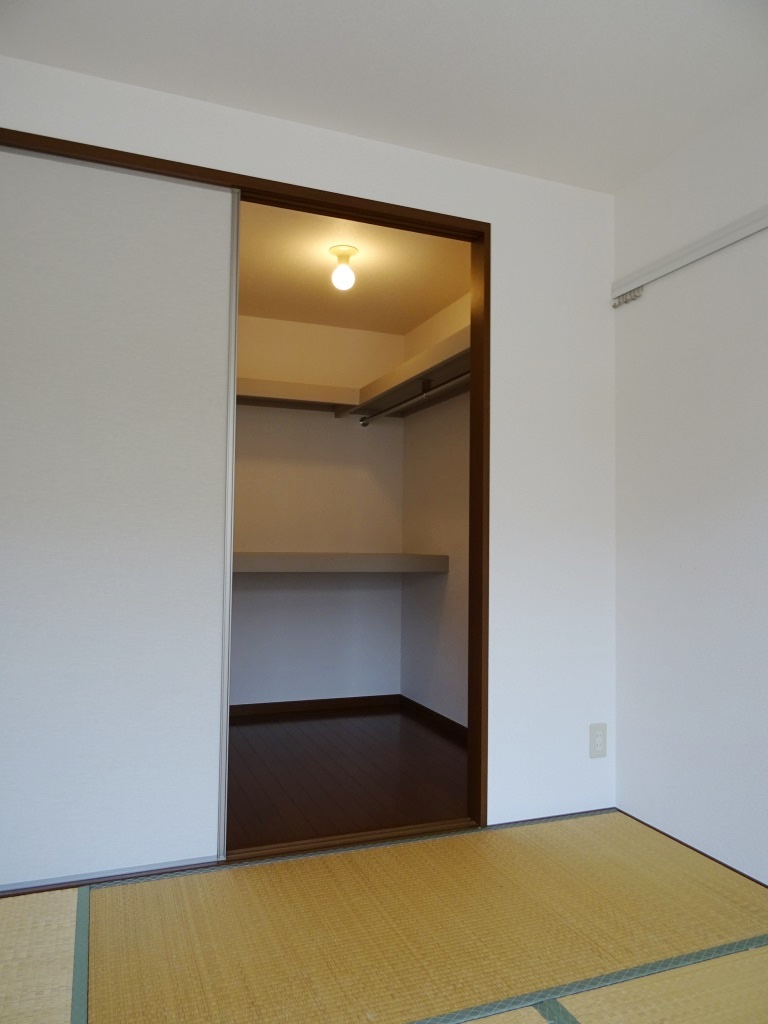 和室6帖のウォークインクローゼット (内装)