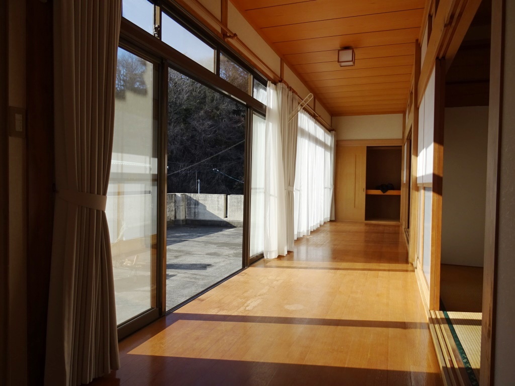 2階の幅が広いゆったりした縁側