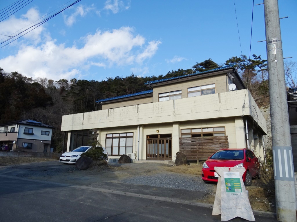 建物前が駐車場になります。 (外観)