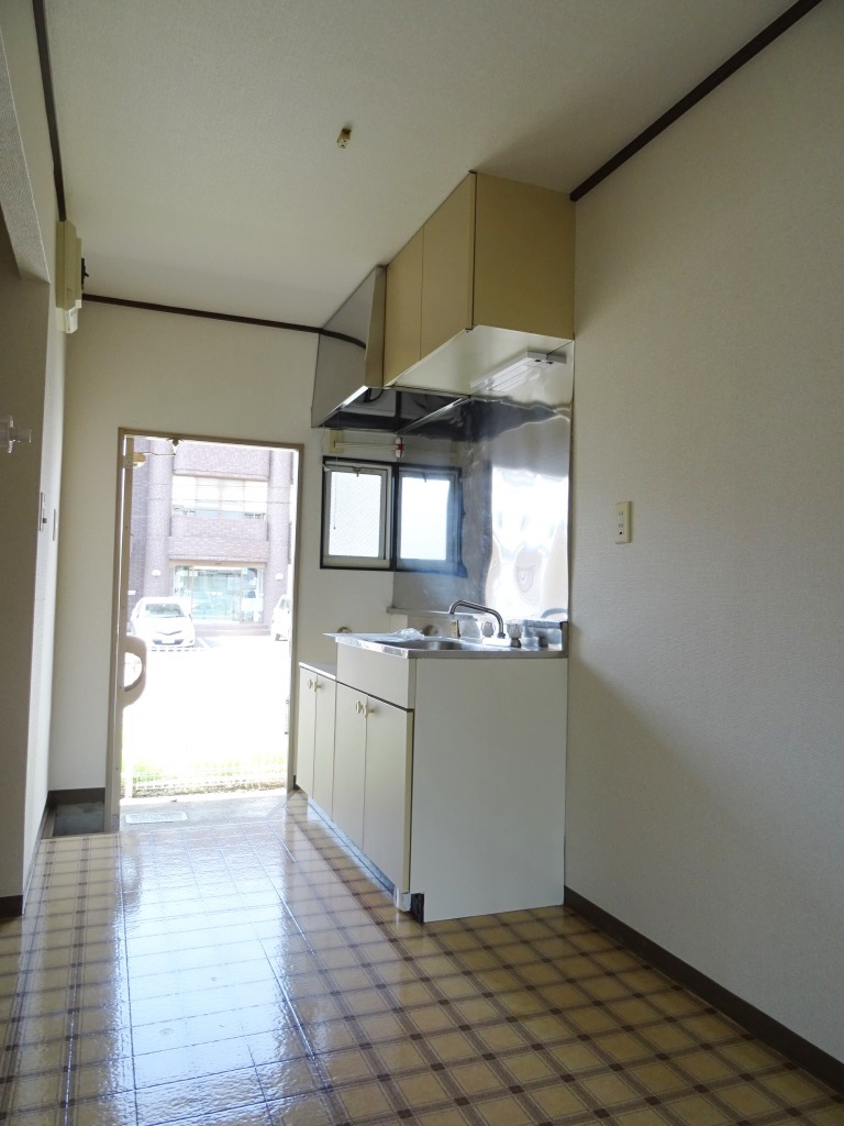 キッチン横に窓があり換気に最適です。 (周辺)