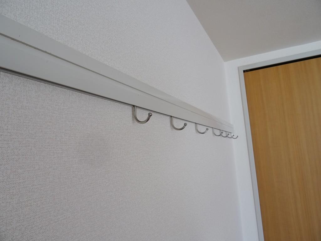 洋服や額縁をかけるのに便利なフック付き