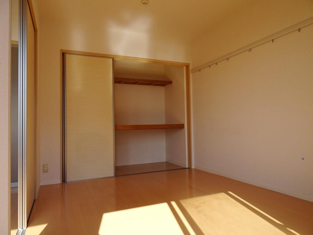 洋室5.92帖の収納 (内装)