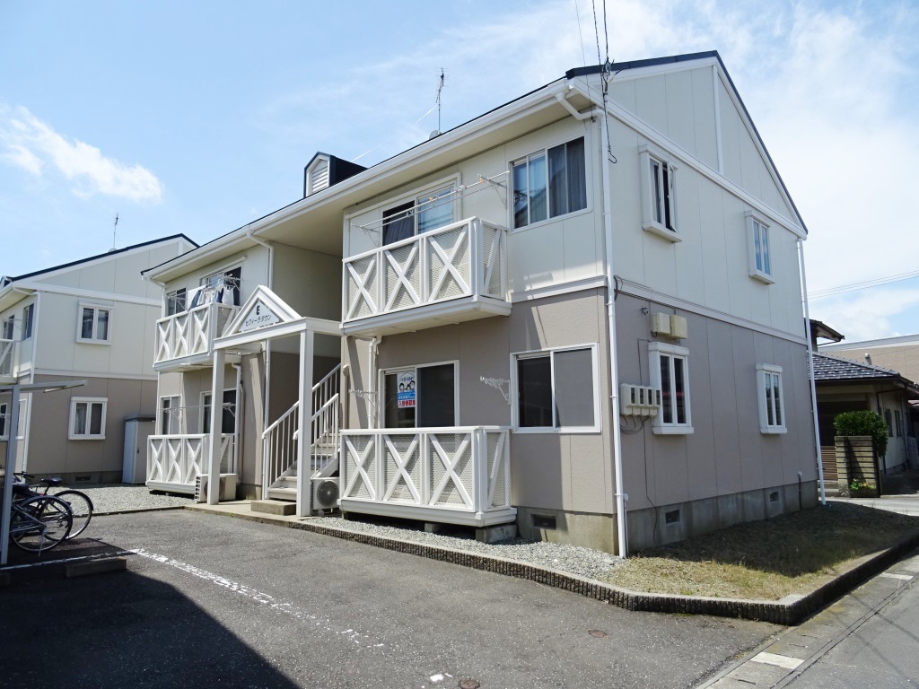 閑静な住宅地に建つ物件です。 (外観)