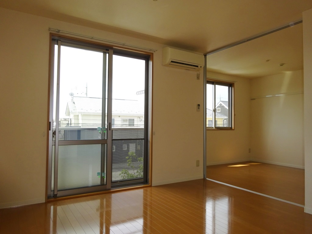 ＬＤＫと洋室をつなげて広々つかえます。 (内装)