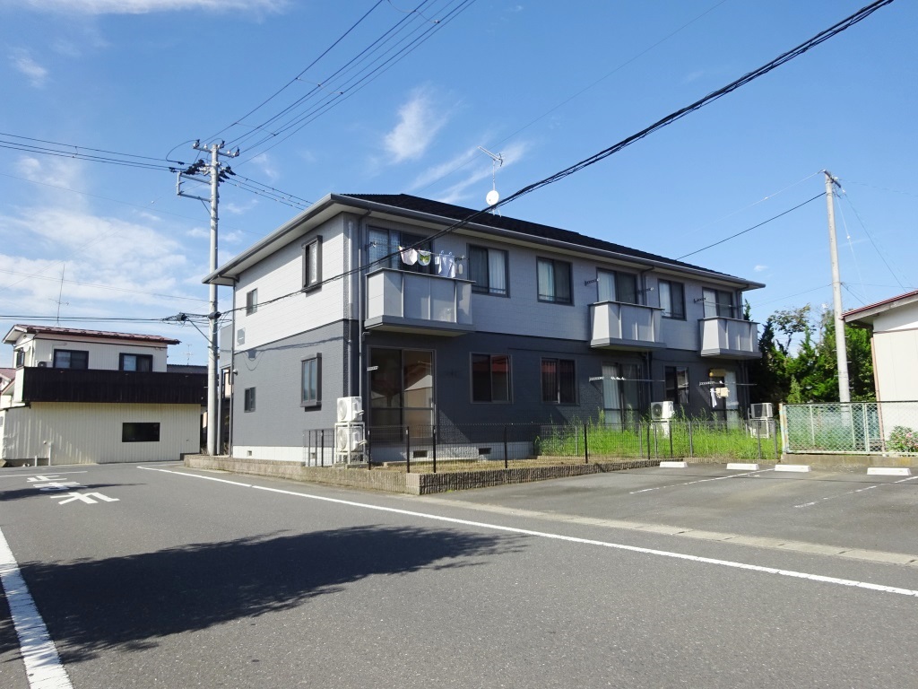 南向き、前面に遮蔽物が無いので日当たりがいい建物です。 (外観)