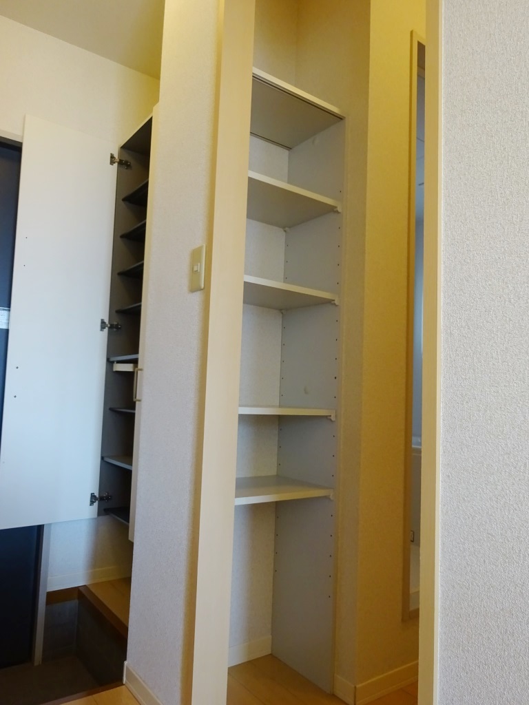 タオル等の収納に便利な洗面所の棚