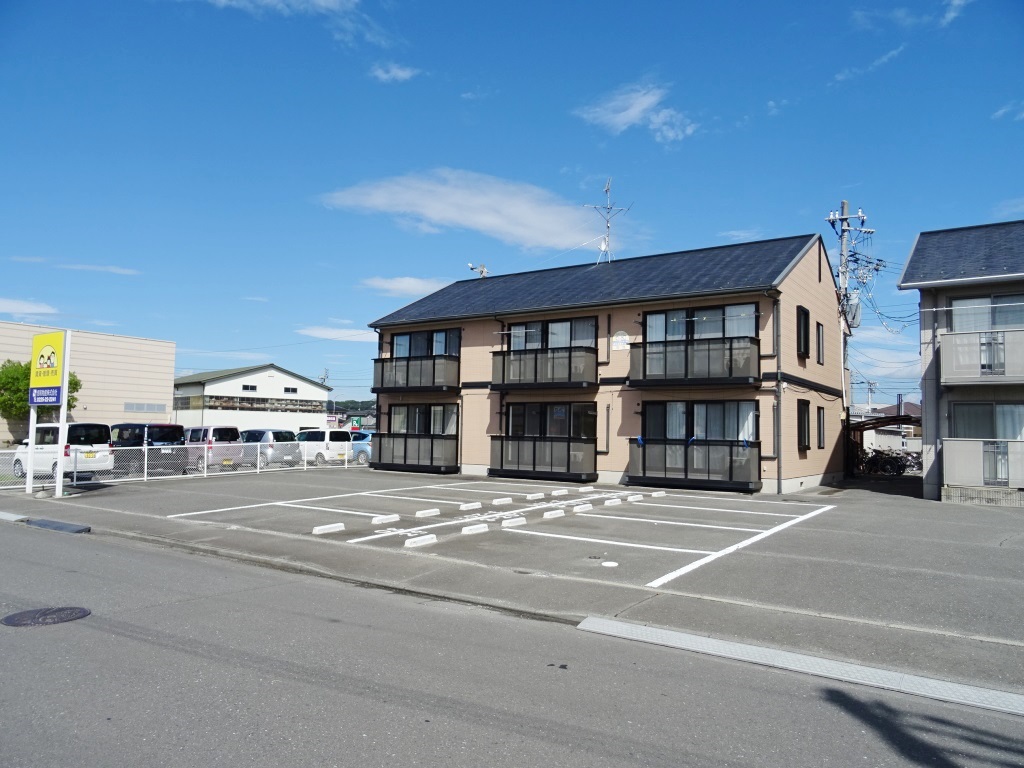 南向きで前面に遮蔽物が無く日当たりの良い建物です。(外観)