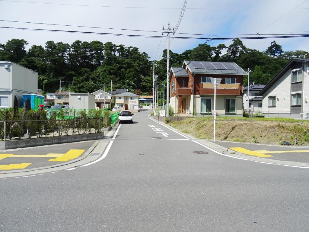 西側の前面道路