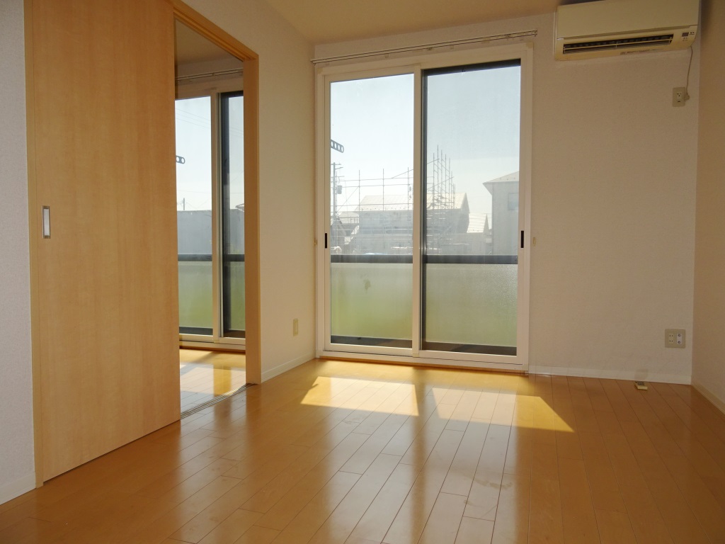 日当たりの良い洋室6帖 (内装)