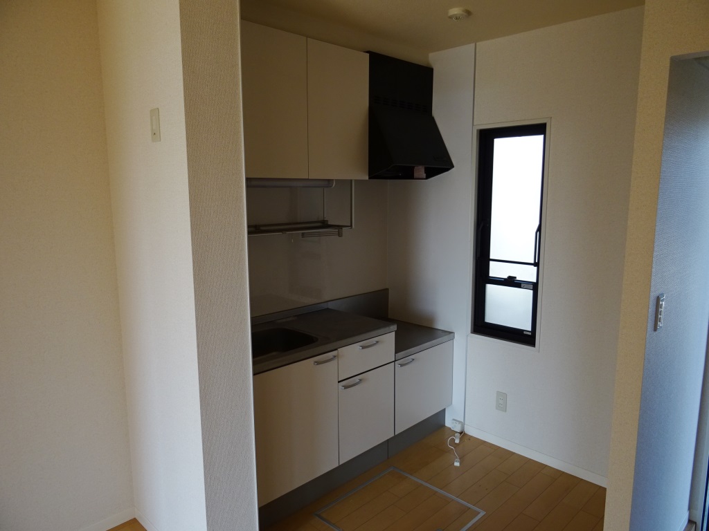 換気に最適な窓付きキッチン (内装)