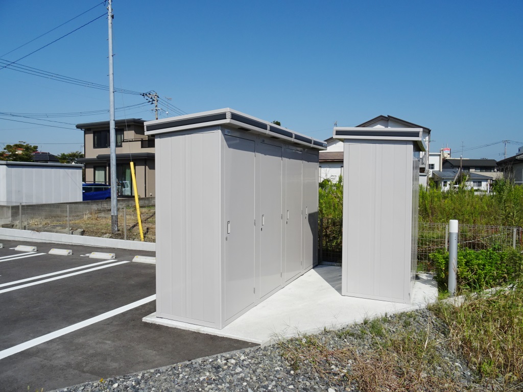 各世帯に物置が御座います。