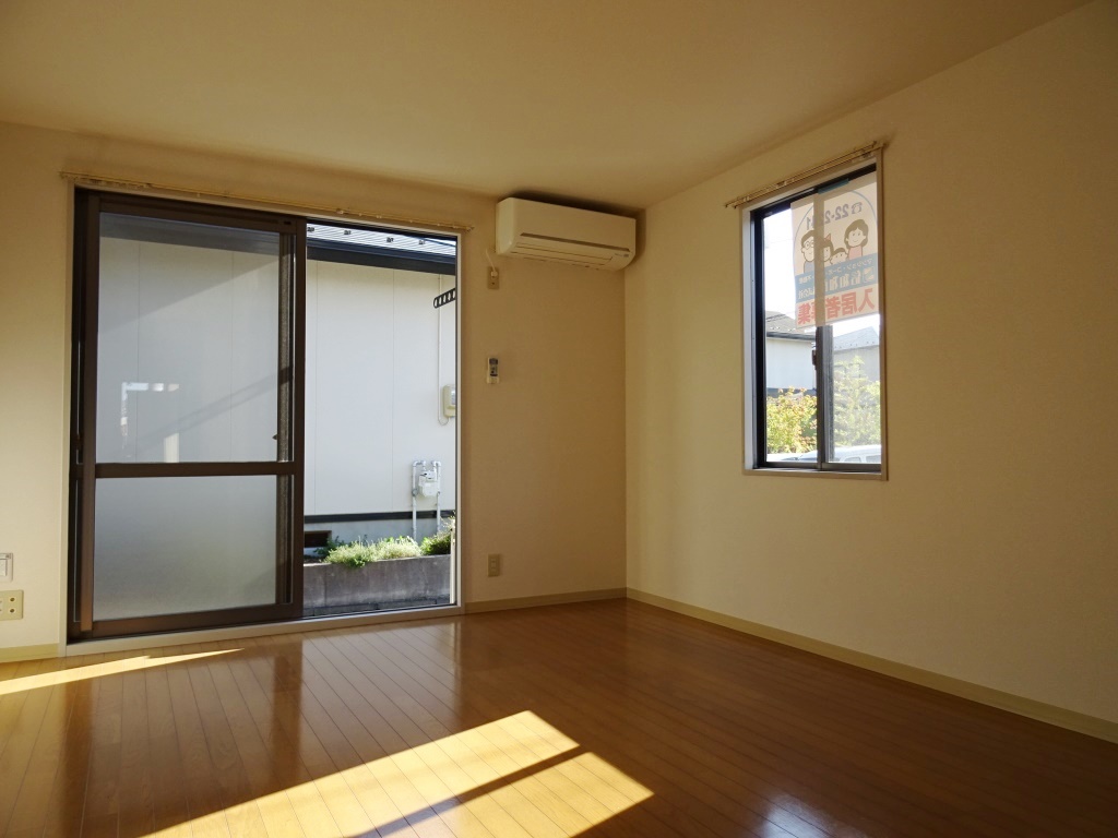 洋室8.5帖で広々しており明るいです。 (内装)