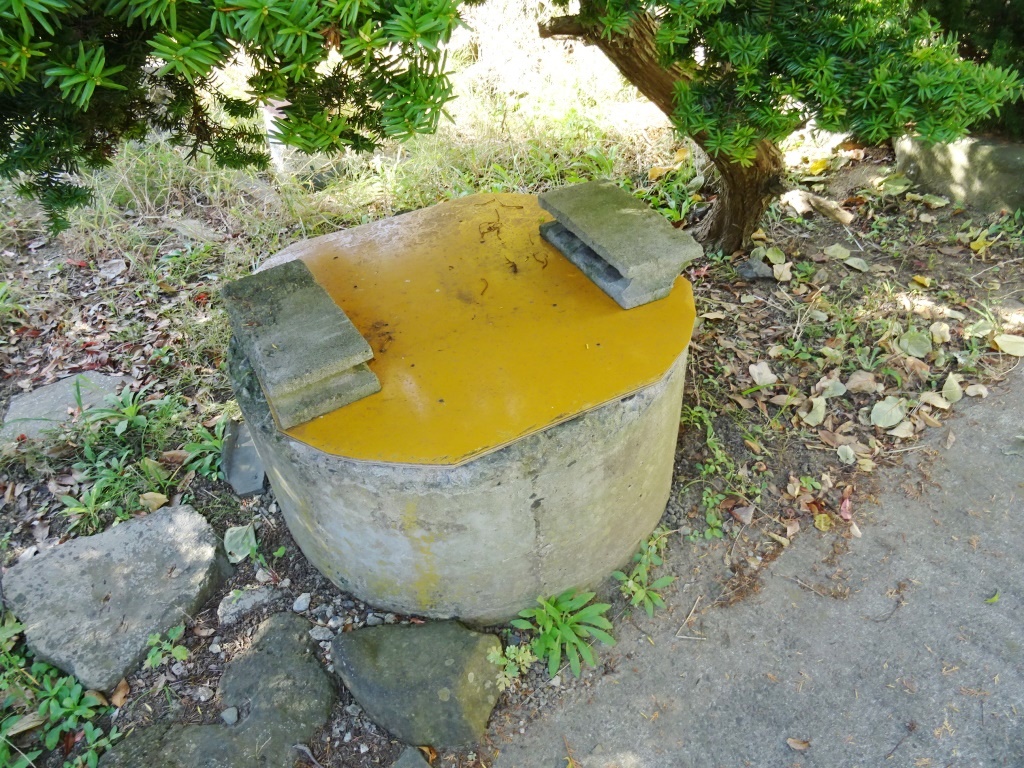 敷地内には井戸が御座います。