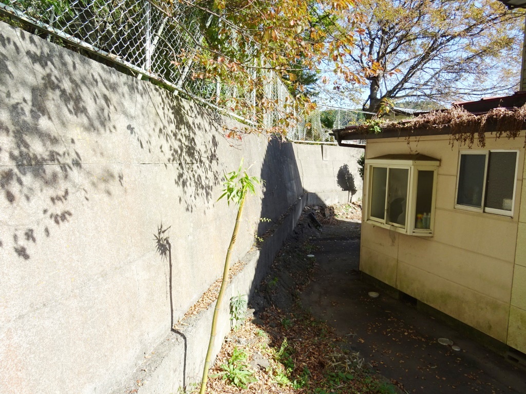 敷地内のコンクリート土留め