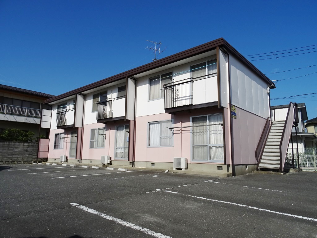 前面に遮蔽物が無く日当たり良い建物です。(外観)
