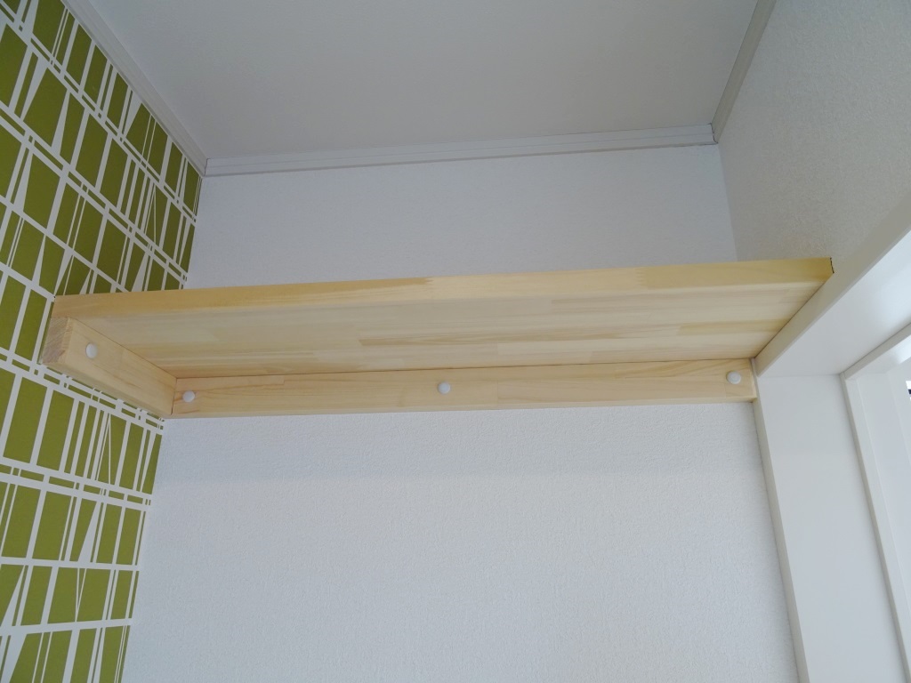 トイレの収納棚、トイレットペーパーのストックに便利です。