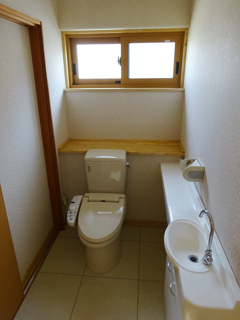 手洗い付きの広いトイレ